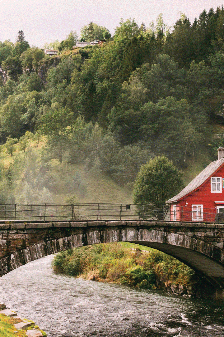 Топ-12 напрямків для мандрівок у 2026.
0