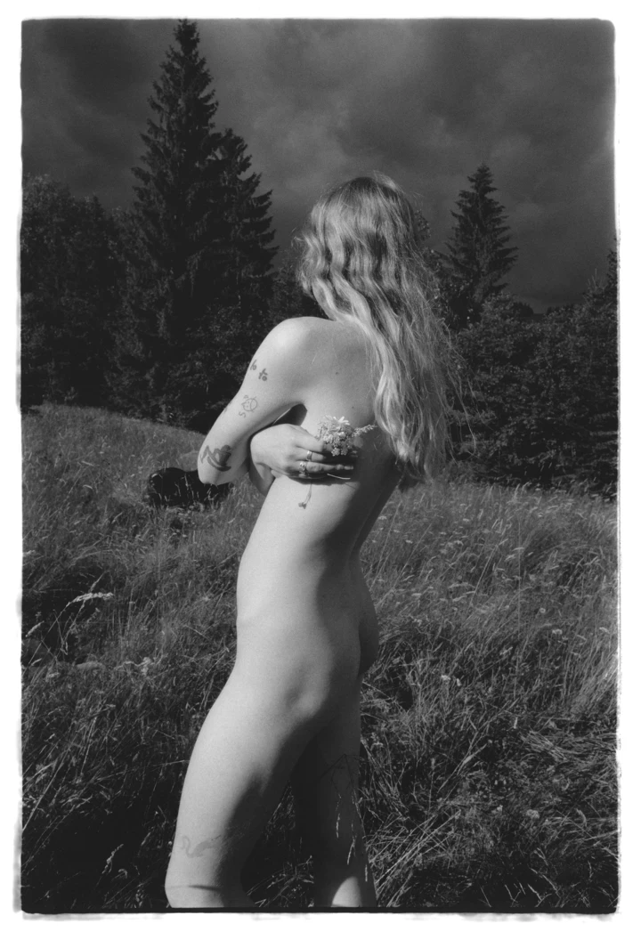 Київська фотовиставка "Солоні роси": чари Карпат, жіноча воля та чуттєвість.
0