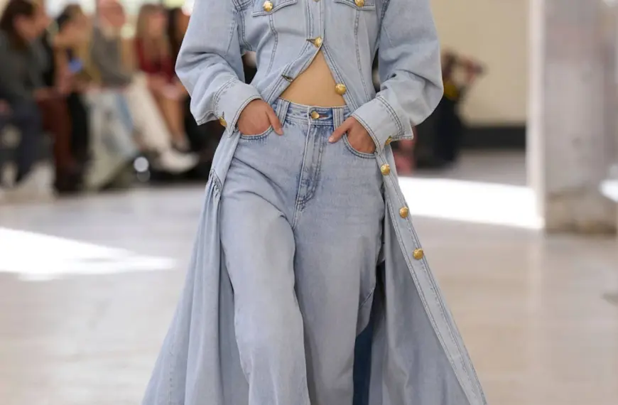 Мішкуваті джинси знову в моді: як стильно їх поєднувати