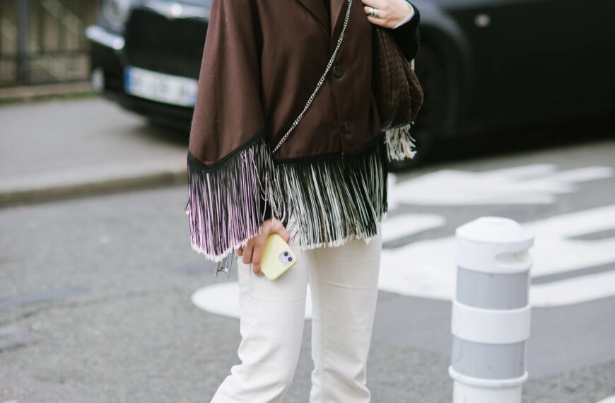 Висока талія на джинсах повертається — ось чому всі їх вдягають.