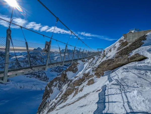 Панорамний зимовий пейзаж з повітря у Швейцарських Альпах, відомий гірськолижний курорт Енгельгерг-Тітліс, Швейцарія