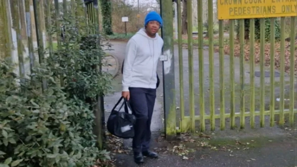 Офіцер столичної поліції похитав головою та заявив, що «дійсно звільниться» після того, як суддя відпустив «мерзенного» педофіла, який сексуально напав на школяра з Північного Лондона. 28-річний Джордан Кейв, колишній ІТ-технік найкращої гімназії The Latymer School в Едмонтоні, уникнув ув'язнення, незважаючи на те, що у нього знайшли тисячі жахливих зображень жорстокого поводження з дітьми, а також відео жахливого нападу на 12-річного підліток.