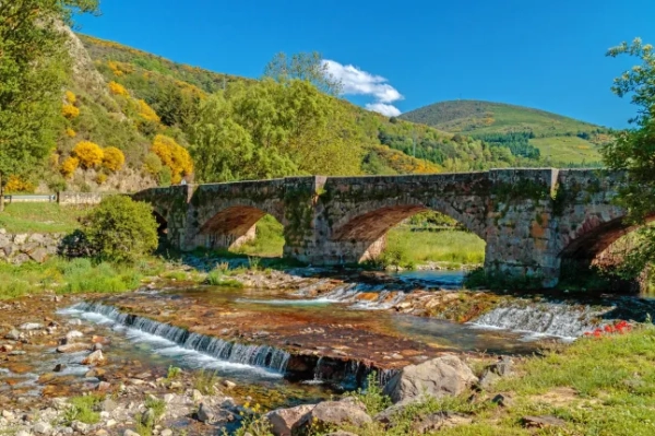 Річка Оха в селі Ескарай (Ла-Ріоха, Іспанія), Каміно-де-Сантьяго; Shutterstock ID 1895010700; замовлення_на_продаж: -; робота: -; клієнт: -; інше: