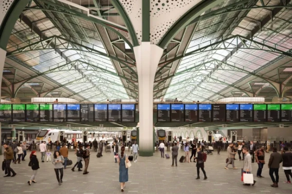 Корпорація Лондонського Сіті сьогодні схвалила плани масштабної реконструкції станції Ліверпуль-стріт, знакового проєкту, який забезпечить довгострокове майбутнє найзавантаженішої залізничної станції Британії. Ці пропозиції, спрямовані на відкриття нових можливостей для зростання в самому серці Квадратної Милі, передбачають створення сучасної, повністю доступної станції, а також нових комерційних, культурних та громадських просторів. Покращуючи сполучення центрального Лондона з рештою країни, це зробить місцевий район набагато приємнішим місцем для відвідування, роботи та подорожей.