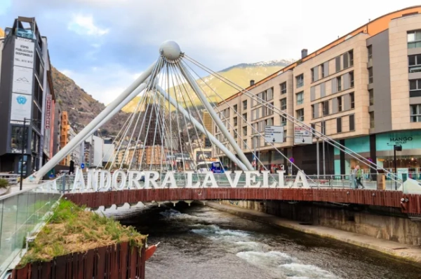 Андорра-ла-Велья, Андорра - 15 березня 2024: міст Пон де Парі через річку Гран-Валіра в Андорра-ла-Велья, Андорра