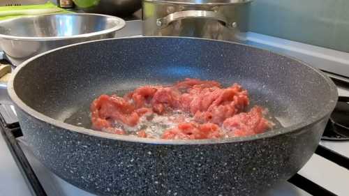 Цей яєчний соус перетворить навіть грубе м’ясо на ніжне, як курятина