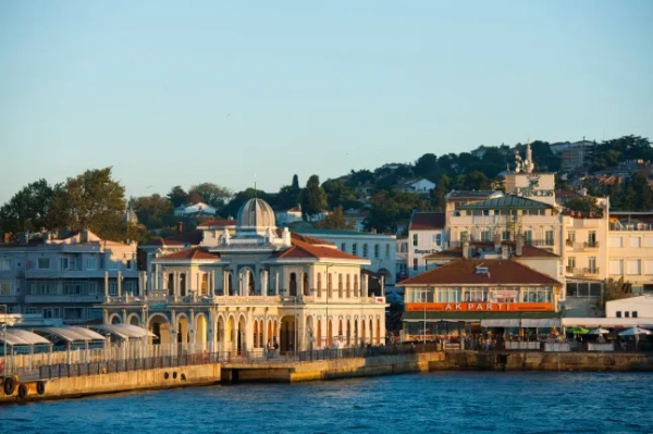 Історична будівля в поромному порту на стамбульських Принцевих островах Адалар.