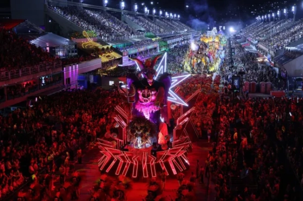 РІО-ДЕ-ЖАНЕЙРО, БРАЗИЛІЯ – 5 БЕРЕЗНЯ: Учасники Paraiso do Tuiuti виступають під час карнавальних парадів 2025 року на самбодромі Sapucai 5 березня 2025 року в Ріо-де-Жанейро, Бразилія. (Фото Вагнера Мейєра/Getty Images)