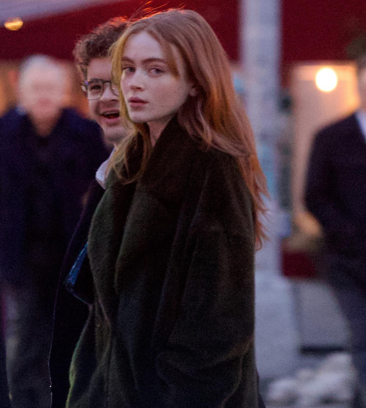 Спадкоємиця Ітана Гоука й Уми Турман побралася на закритій церемонії з акторами "Stranger Things" — світлини
9