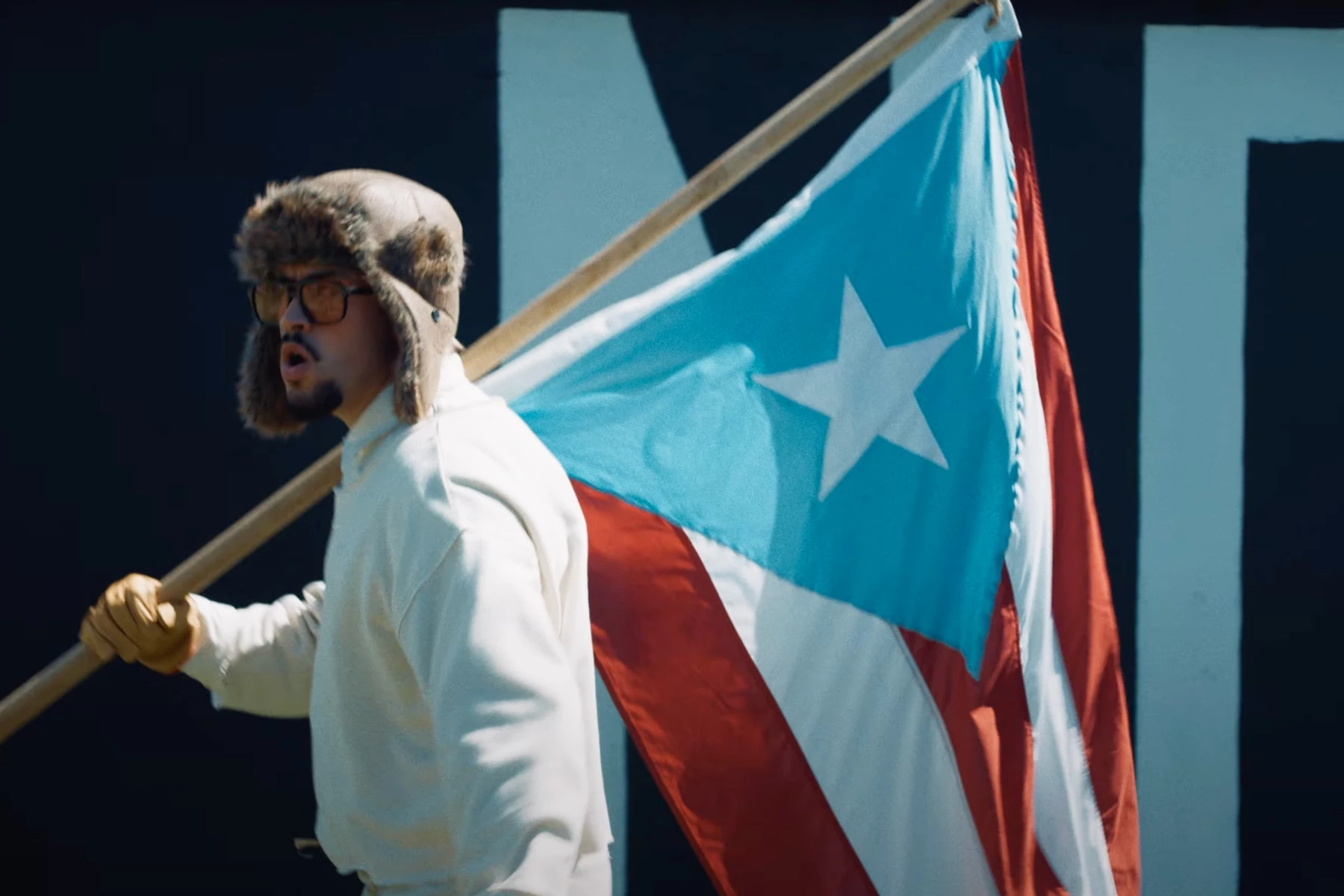 Bad Bunny у кліпі на пісню LA MuDANZA, 20250