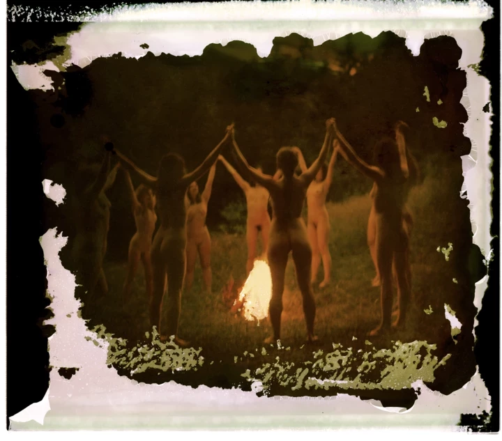 Київська фотовиставка "Солоні роси": чари Карпат, жіноча воля та чуттєвість.
2