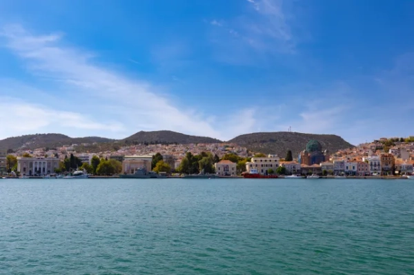 Місто Мітіліні, столиця грецького острова Лесбос.