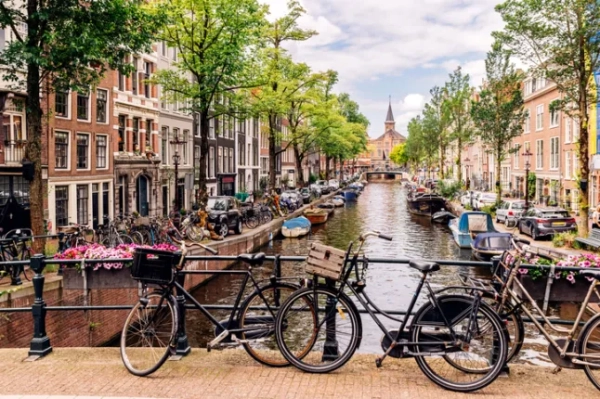 Велосипеди біля каналу в історичному центрі Амстердама, Голландія, Нідерланди