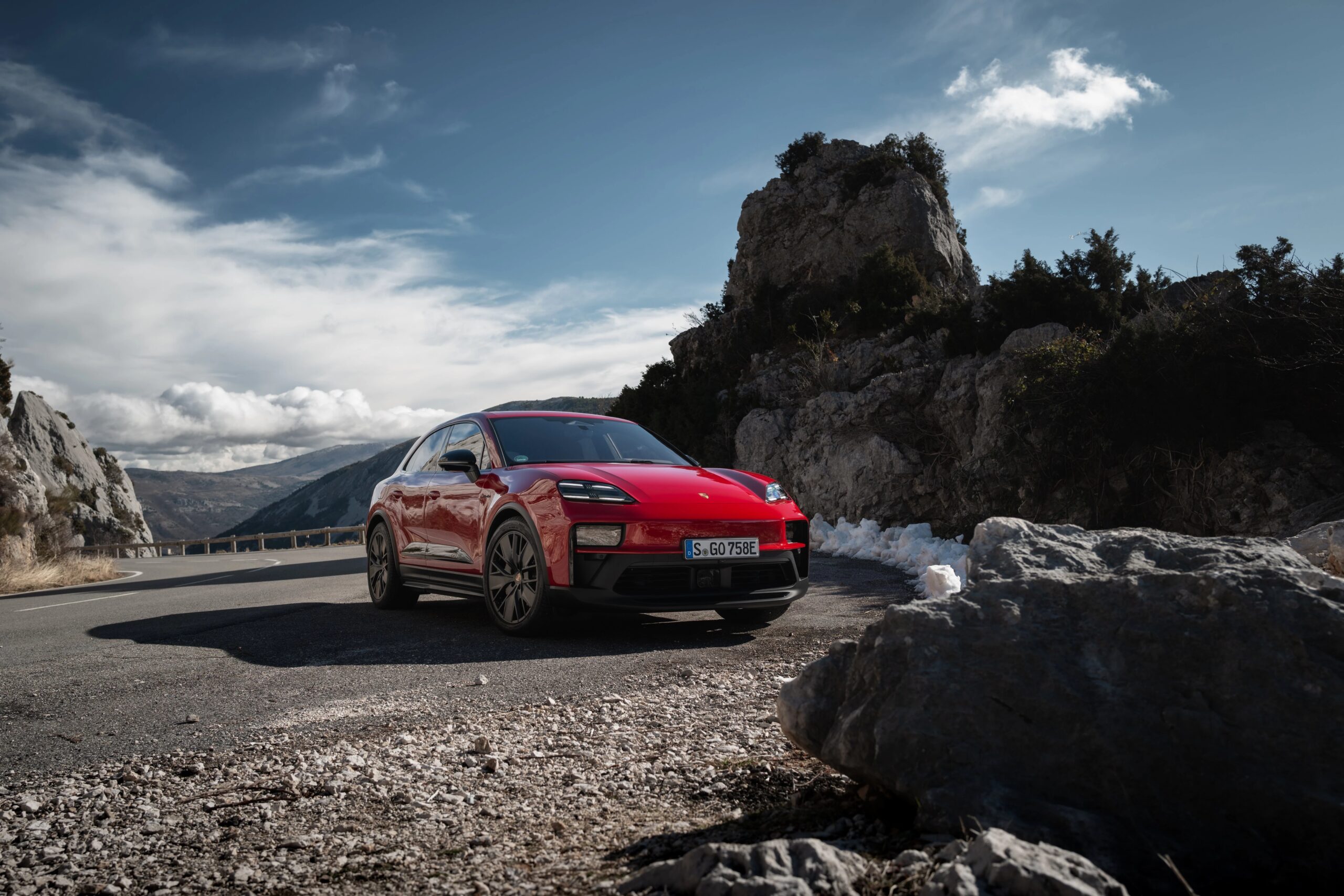 Тест-заїзд Porsche Macan GTS: електричний фурор від редакторки Vogue UA