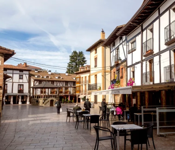 Історичні будівлі в місті Ескарай, Ла-Ріоха-Альта, Іспанія, кафе-бар Ropy на площі Конде-де-Торремускіс. (Фото: Geography Photos/UCG/Universal Images Group via Getty Images)