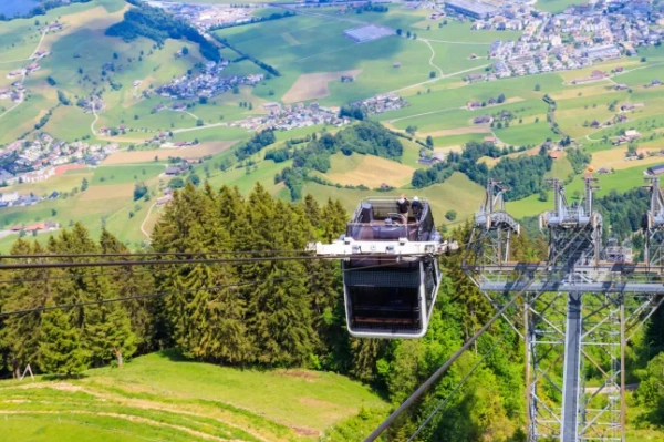 Гондола канатної дороги Stanserhorn cabrio на гору Stanserhorn у Швейцарії