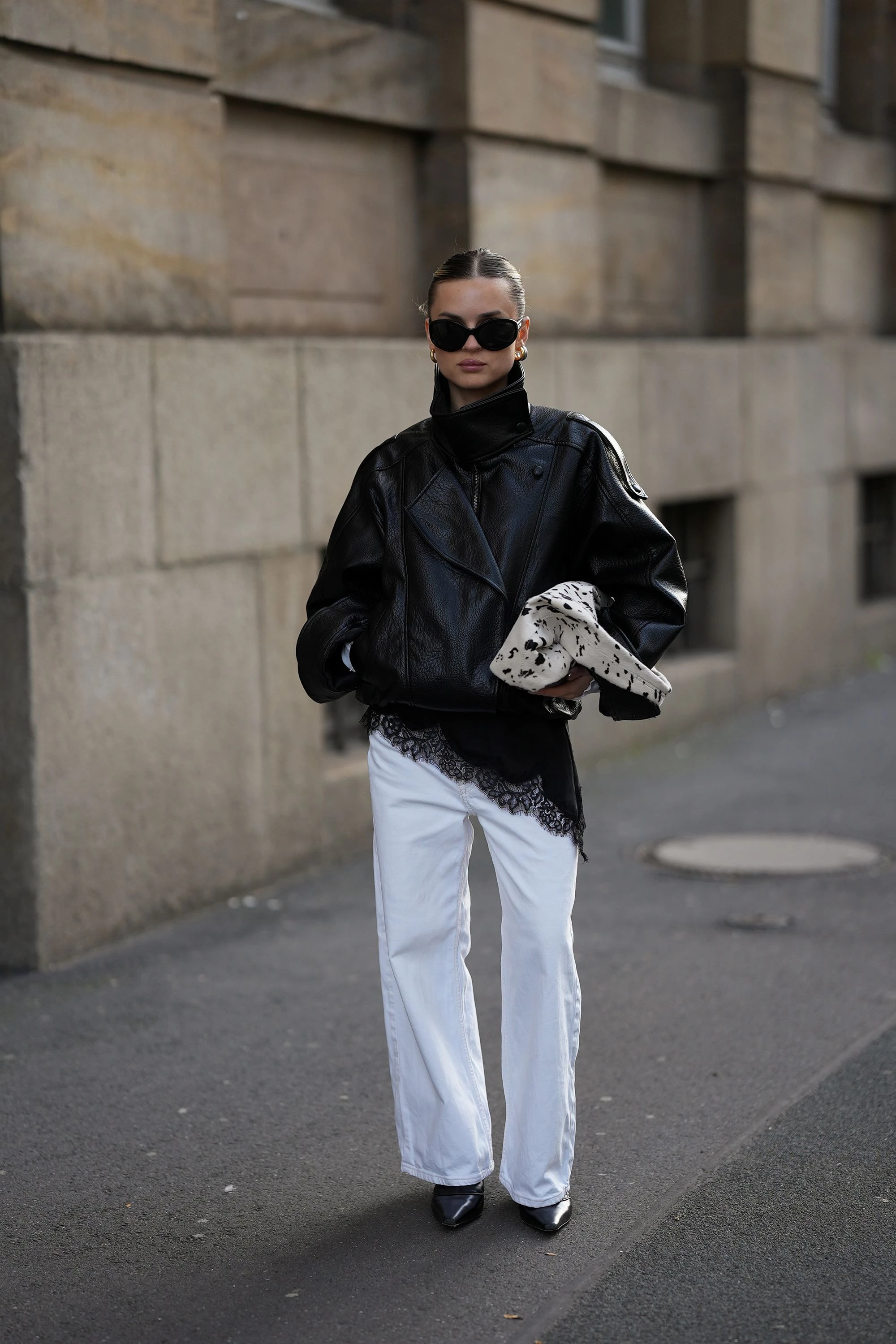 Висока талія на джинсах повертається — ось чому всі їх вдягають.
3