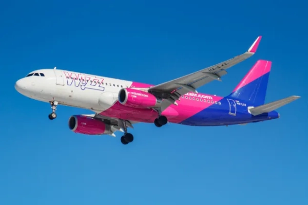 Літак Wizz Air летить у небі.