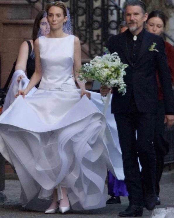 Мая Гоук, нащадок Уми Турман та Ітана Гоука, одружилася.
4