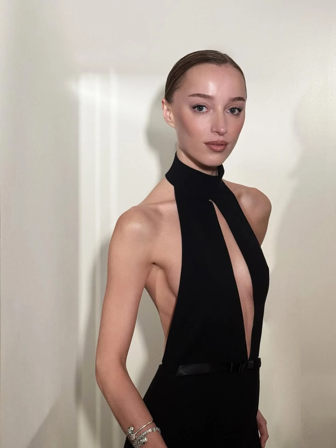 Втомилися від каре? Фібі Дайневор демонструє миттєву трансформацію зачіски.
0