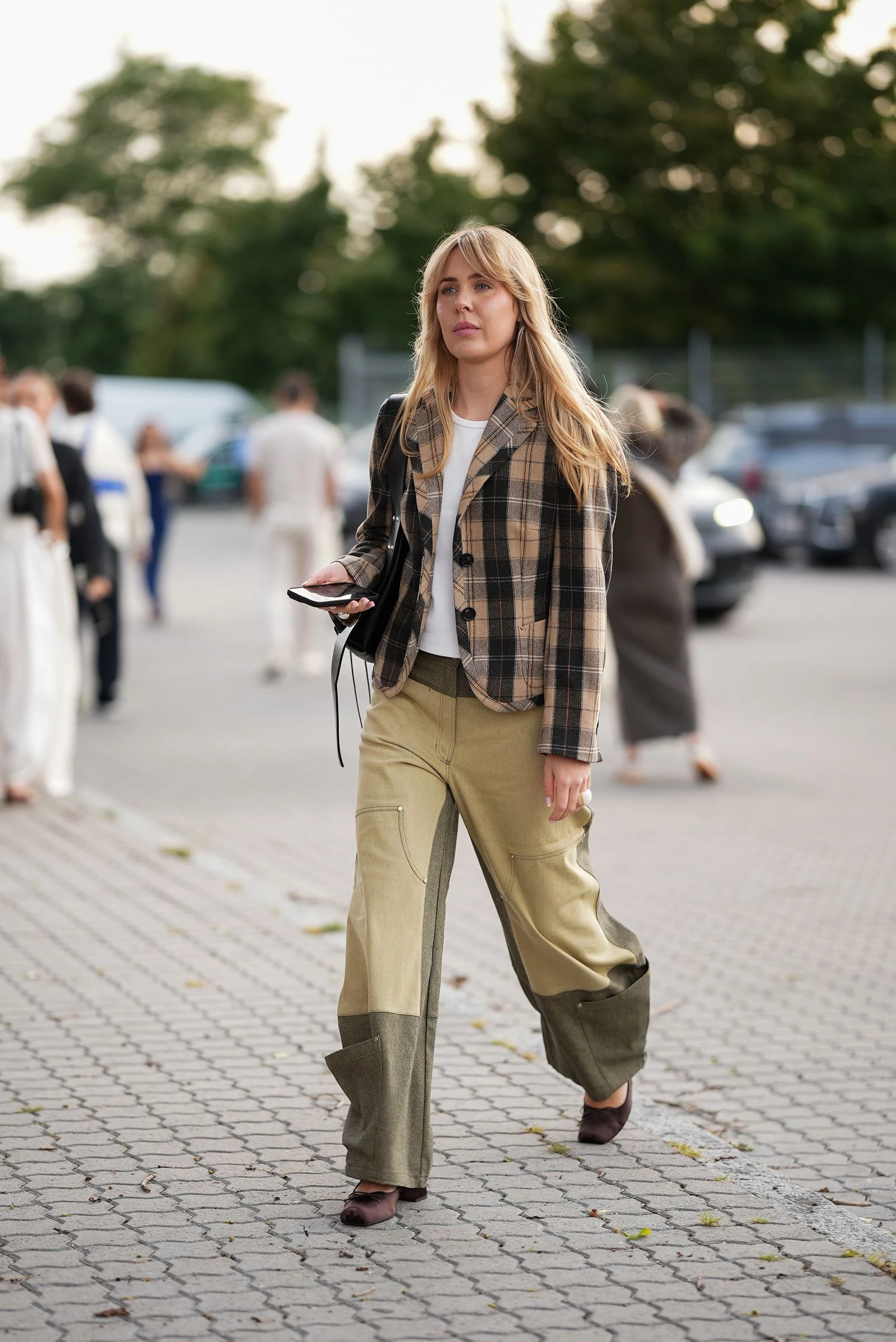 Повернення карго: стильно носимо штани з нульових у 2026.
3