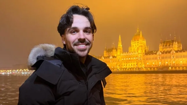 Детективи, які розслідують смертельне ножове поранення в Кройдоні, оголосили ім'я жертви. Поліцію викликали на Хестерман Вей, Кройдон, приблизно о 01:15 у неділю, 15 лютого, після повідомлення про ножове поранення. Поліцейські, які прибули на місце події разом із Лондонською службою швидкої допомоги, виявили трьох чоловіків з ножовими пораненнями. 22-річного чоловіка було доставлено до лікарні Лондонською службою швидкої допомоги, де, незважаючи на зусилля медичного персоналу, він, на жаль, помер. Наразі офіцери можуть встановити ім'я жертви – Лорік Абазі з Кройдона. Його родині надають підтримку спеціалізовані офіцери.