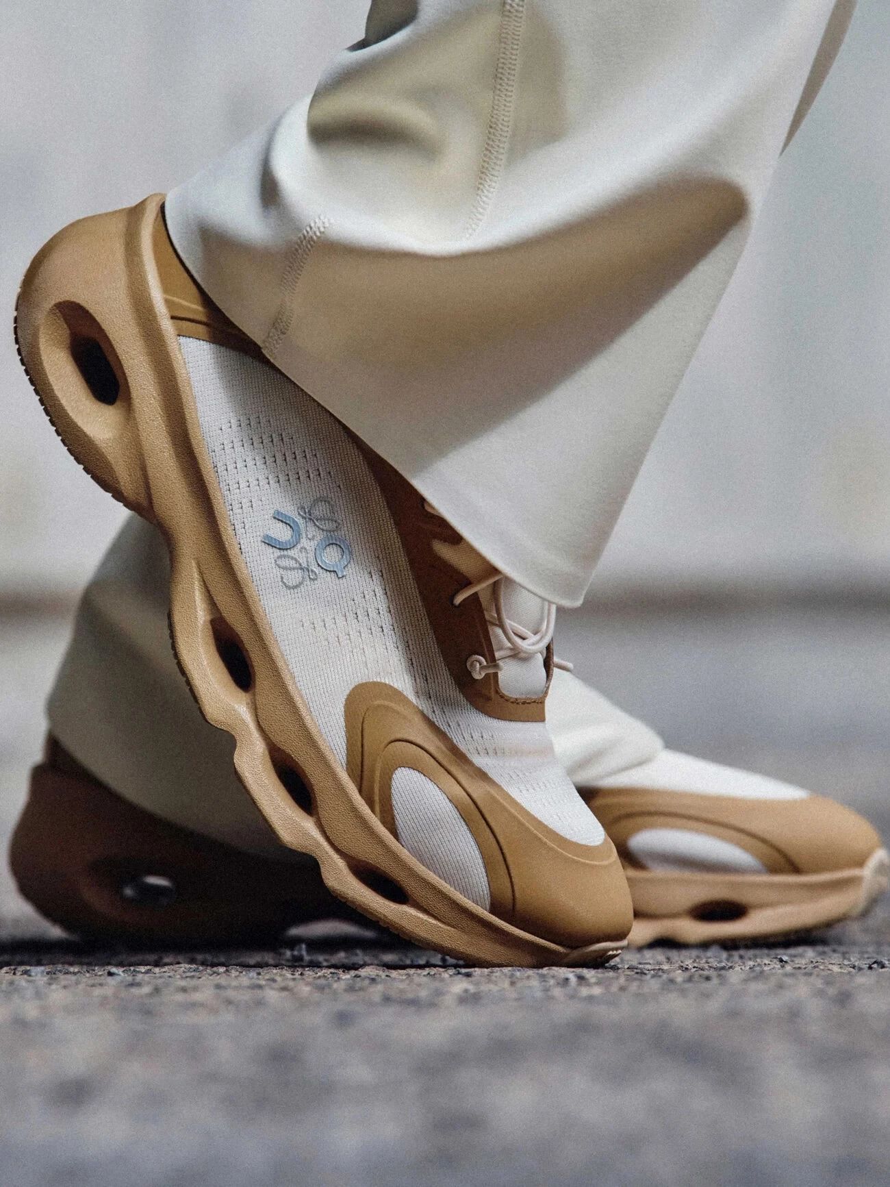 Чому всі так шаленіють від взуття ON?
4