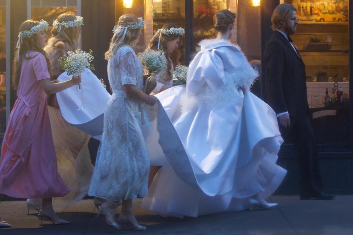 Спадкоємиця Ітана Гоука й Уми Турман побралася на закритій церемонії з акторами "Stranger Things" — світлини
3