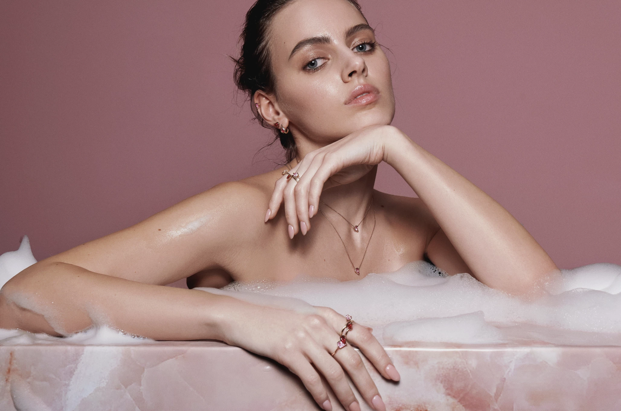 Коштовна симфонія почуттів: SOVA презентує добірку з вирощеними в лабораторії сапфірами.
10