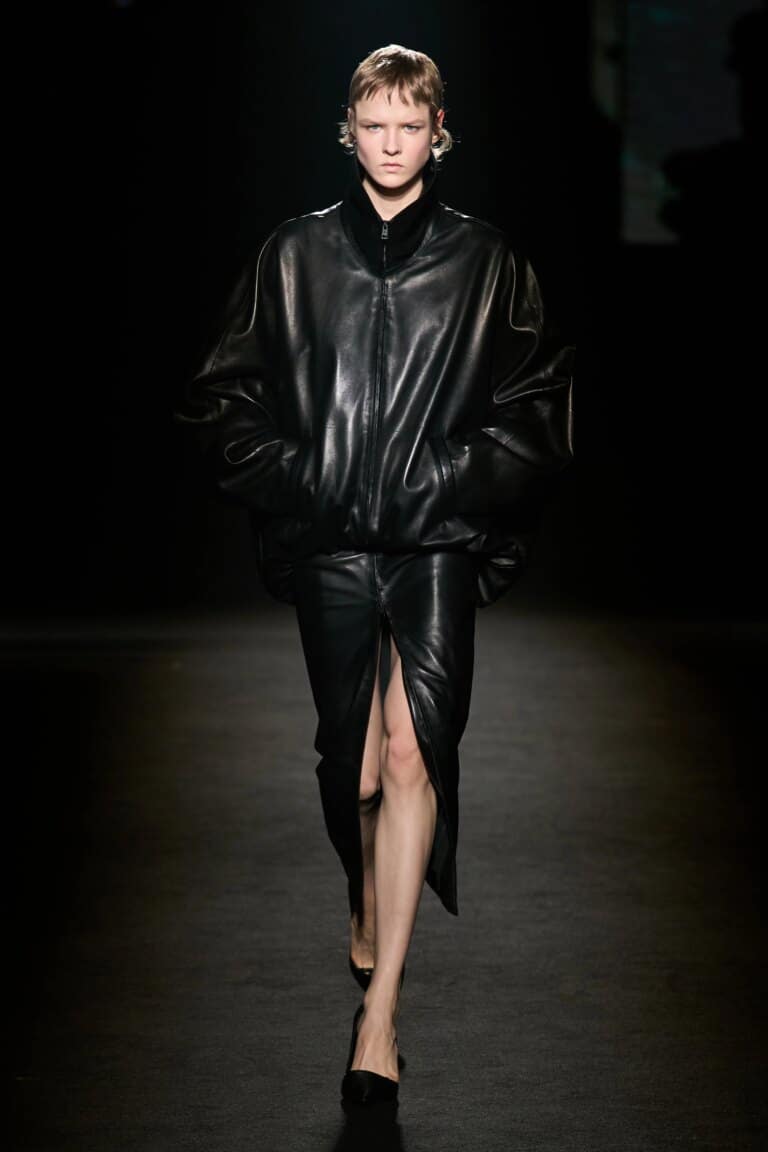 Паризький тиждень моди: свіжі лінійки Balenciaga, LOEWE та Viktoria Beckham 9