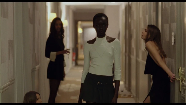 П'ять приводів глянути кіно "Кутюр" з Анджеліною Джолі 8 П'ять приводів глянути кіно "Кутюр" з Анджеліною Джолі
3