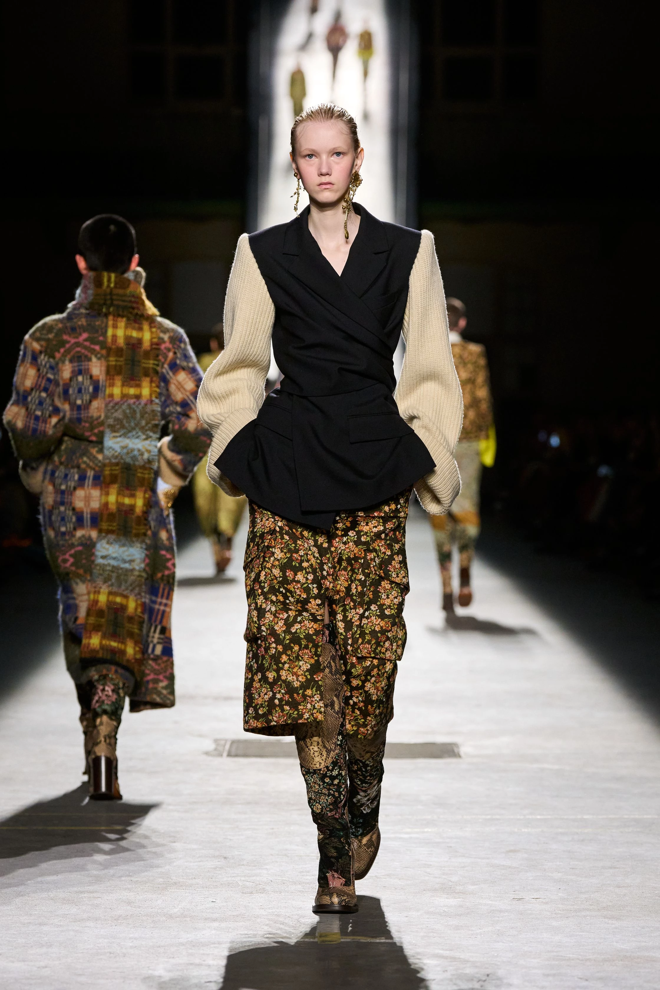 Туга за молодістю: огляд нової осінньо-зимової лінійки Dries Van Noten 2026/2027 23 Туга за молодістю: огляд нової осінньо-зимової лінійки Dries Van Noten 2026/2027
6