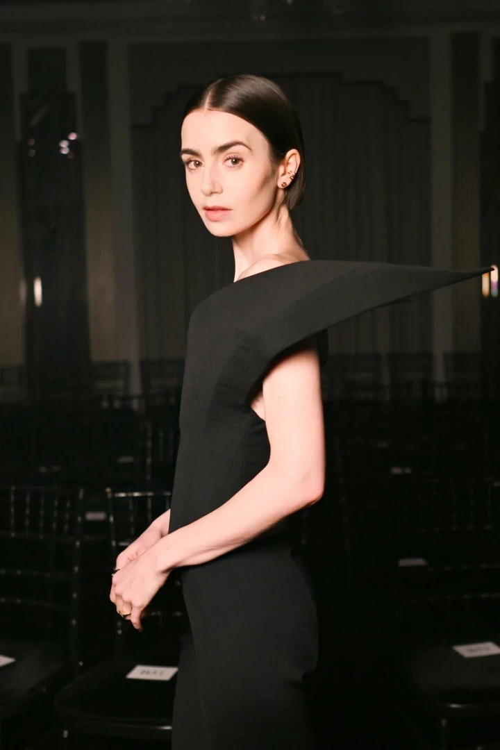 Лілі Коллінз в ролі Одрі Гепберн у стрічці про зйомки "Сніданку у Тіффані". 5 Лілі Коллінз в ролі Одрі Гепберн у стрічці про зйомки "Сніданку у Тіффані".
1