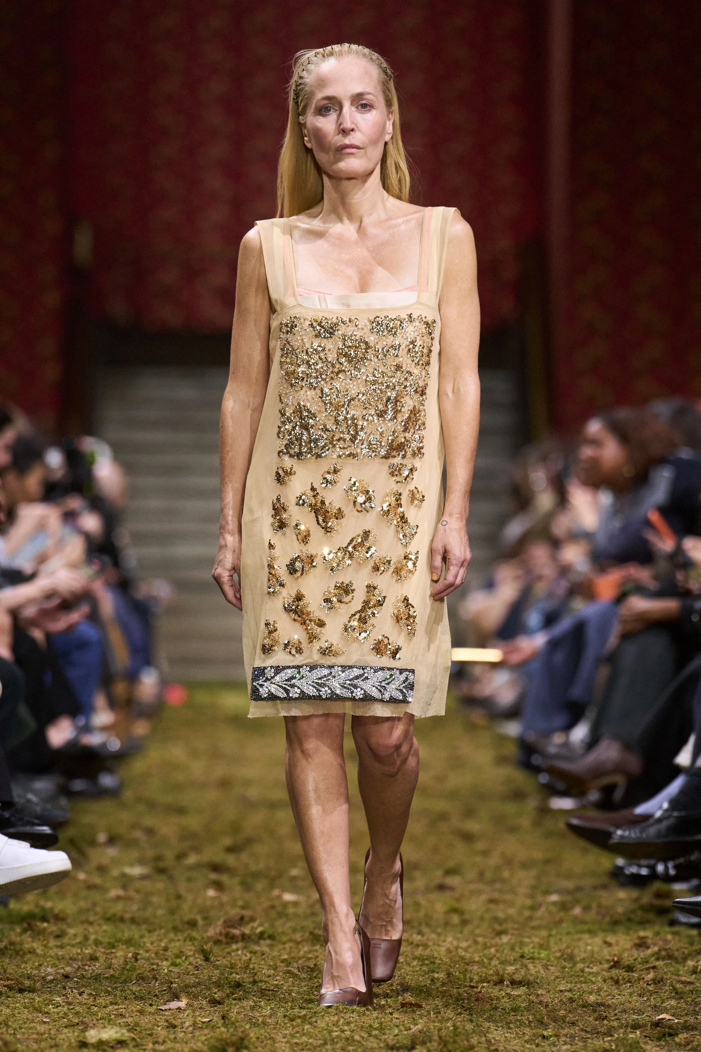 Miu Miu осінь-зима 2026/2027: свіжа збірка, мінімалістичний погляд Пради.
17