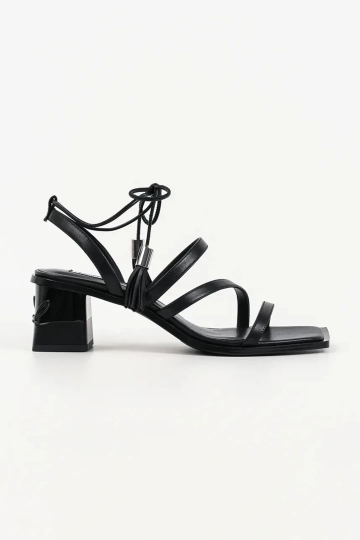 Прості та затишні босоніжки в дусі дев'яностих – трендове взуття сезону
8