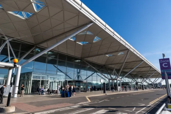 Вид спереду на аеропорт Станстед з модульною деревоподібною структурою. Лондон, Великобританія