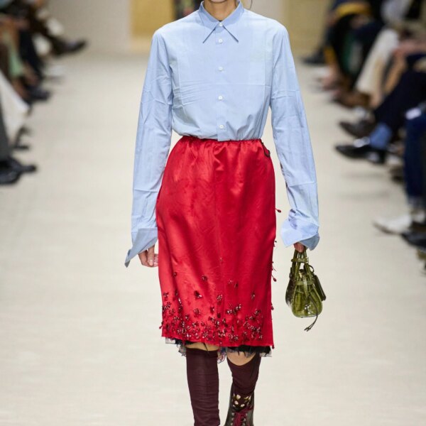 Свіжий колірний тренд: мікс синього та червоного в образах