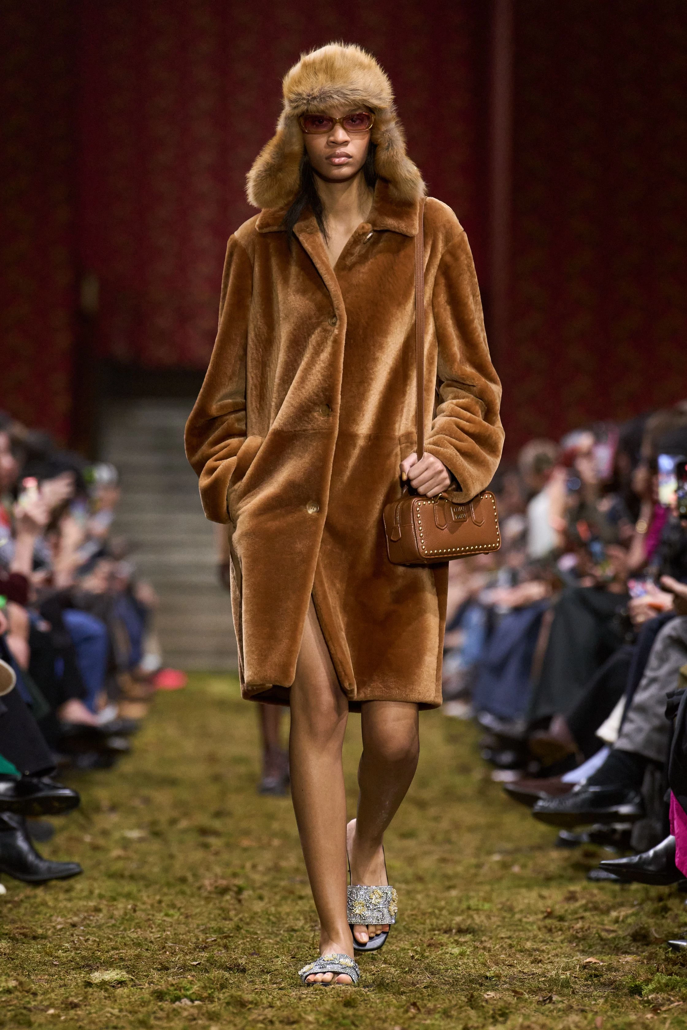 Miu Miu осінь-зима 2026/2027: свіжа збірка, мінімалістичний погляд Пради.
11