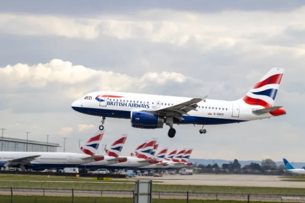 Літак Airbus A319-131 авіакомпанії British Airways приземляється в лондонському Хітроу у Великій Британії.