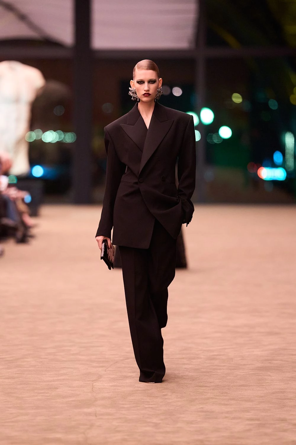 Чуттєвість та мінімалізм: свіжа лінія Saint Laurent осінь-зима 2026/2027
9