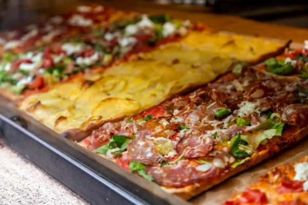 Італійська піца у вітрині ресторану в Римі