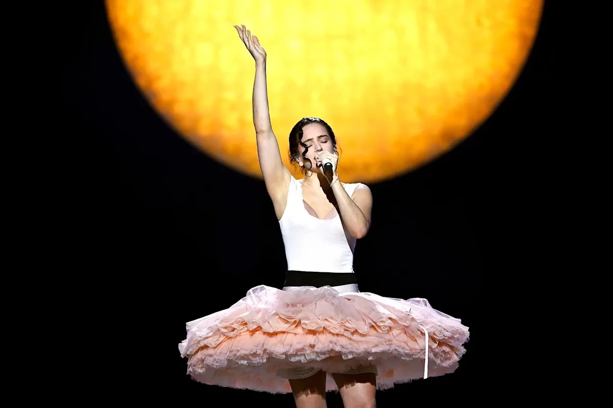 Rosalía: Найбільш обговорювані вбрання з її ефектного світового турне LUX
1