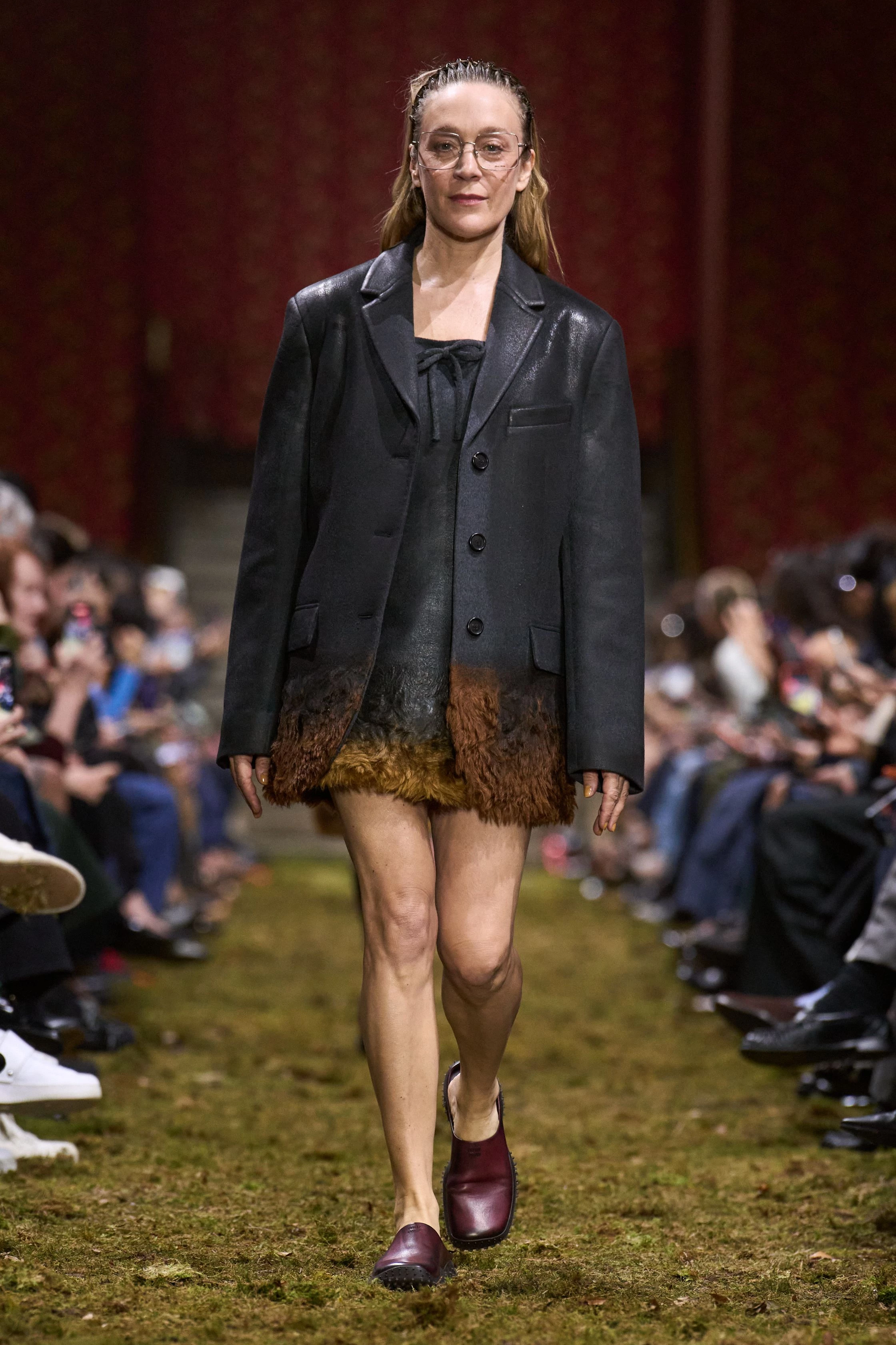 Miu Miu осінь-зима 2026/2027: свіжа збірка, мінімалістичний погляд Пради.
2