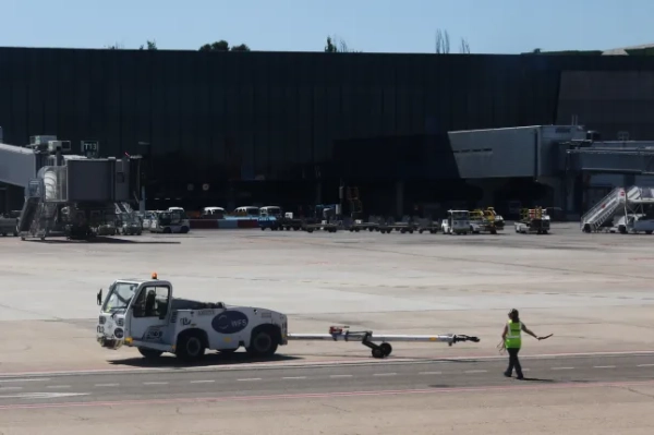 Наземний працівник та автомобіль аеропорту в аеропорту Барахас у Мадриді 1 липня 2022 року. (Фото Якуба Пожицького/NurPhoto via Getty Images)