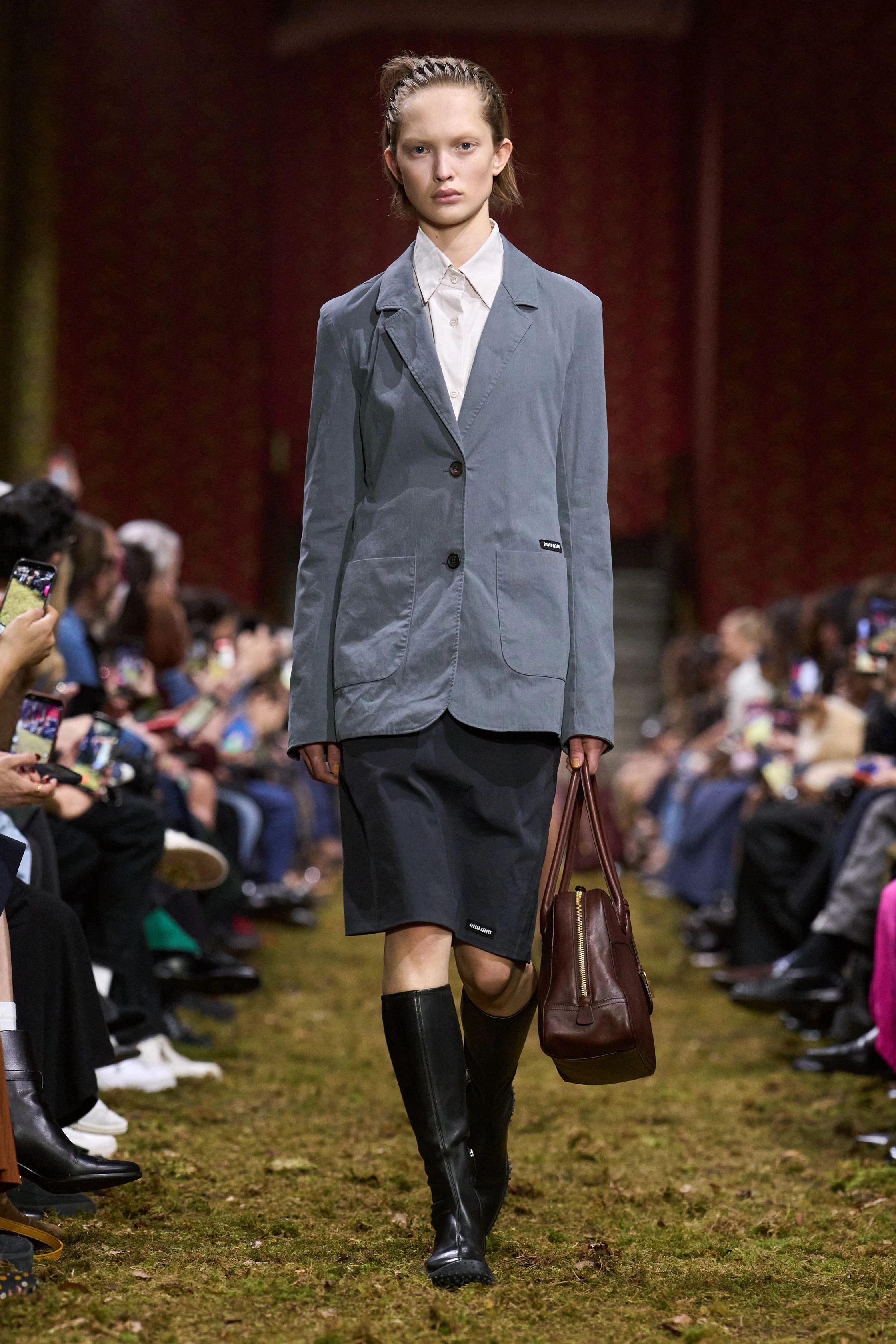 Miu Miu осінь-зима 2026/2027: свіжа збірка, мінімалістичний погляд Пради.
5