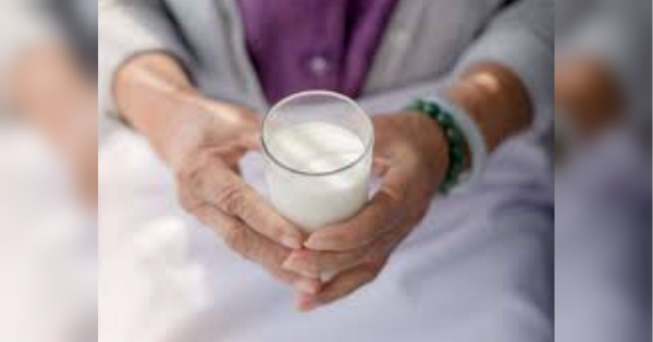 Надзвичайно важливо: скільки філіжанок молока слід споживати літнім людям кожного дня