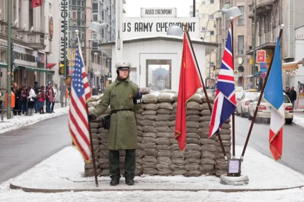 Чекпойнт Чарлі, Берлін, Німеччина