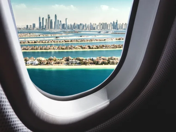 Чи безпечно зараз подорожувати до Дубая? Іранський удар забрав життя однієї людини в аеропорту ОАЕ. 8 Горизонт Дубая з літака