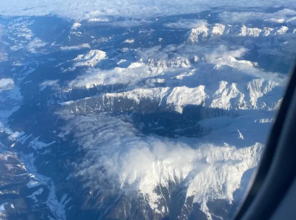 Недооцінений гірськолижний курорт із сінними ваннами, пельменями та коктейлями за 5 євро 15 Вид на Доломітові Альпи з вікна літака.
