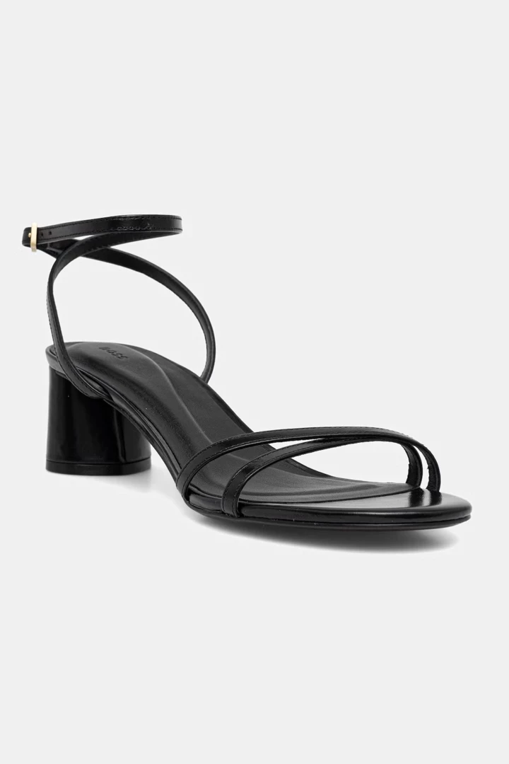 Прості та затишні босоніжки в дусі дев'яностих – трендове взуття сезону
9